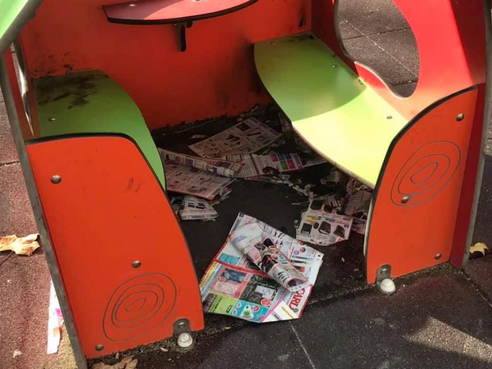 Caseta infantil en la que intentaron encender un fuego el pasado fin de semana en el parque de Oriente de Zaragoza.