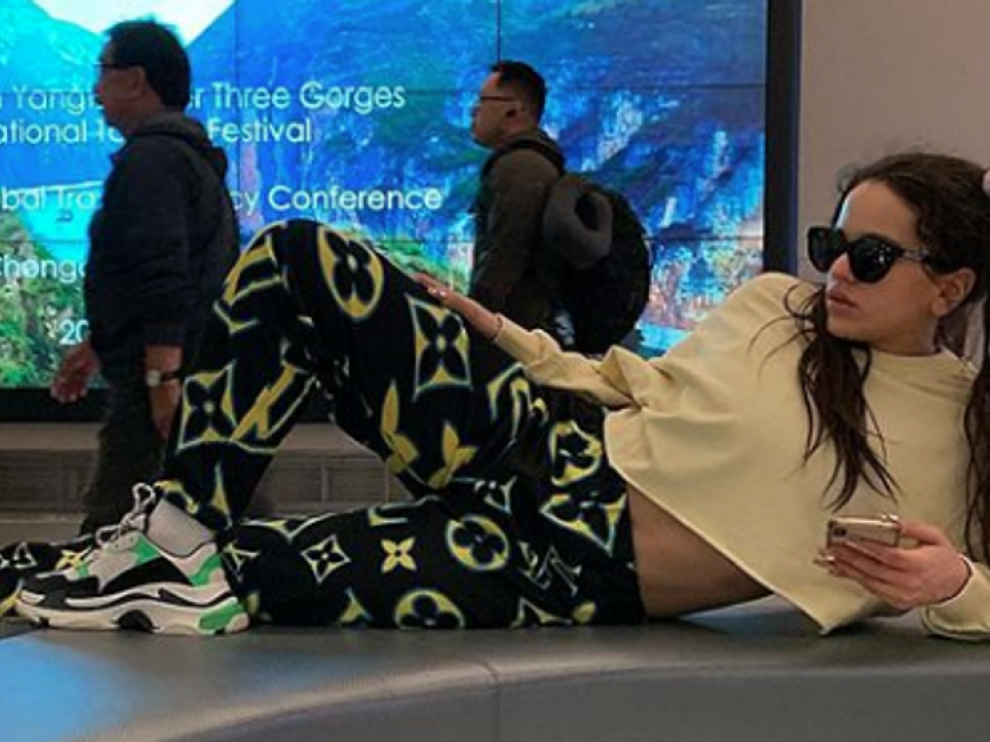 Rosalía, con las zapatillas de Balenciaga