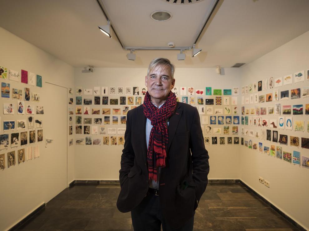 José Carlos Aguelo, organizador de 'Postales desde el limbo', en el Cuarto Espacio de la Diputación de Zaragoza.