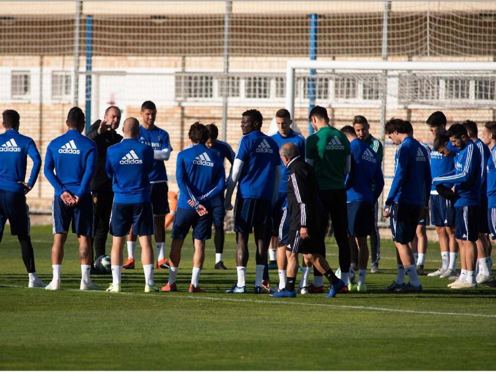 Los jugadores del Real Zaragoza escuchan con atención a Víctor Fernández antes del último entrenamiento.