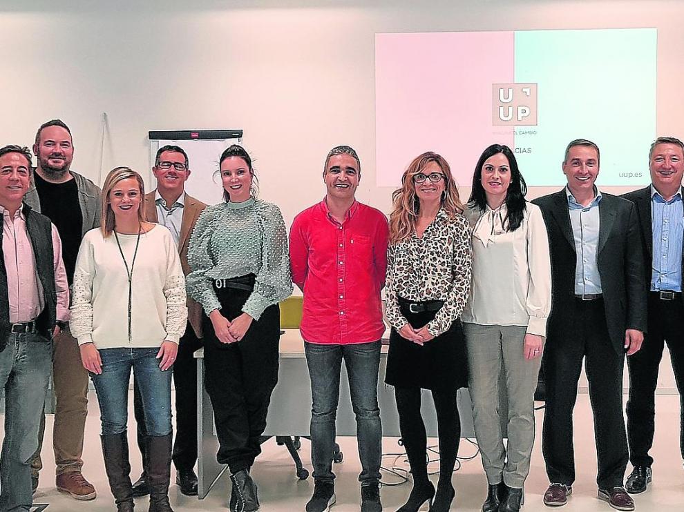 Gran parte de los socios de AFA: Joaquín Grau, de Autius; Javier Floristán, presidente de AFA y fundador de La Mafia se sienta a la mesa; J. Ramón Ochoa, de Interni; Pablo Sanagustín, de Todocésped; Silvia Sáez, de Sixty Home; Javier Salvador, de Crecem Abogados; Silvia Lasheras, de Tecalsa; Carlos Marco, de la consultora Uup ; Noelia Palma, de La Mafia; Sonia Lahoz, de Masajes Albert, futura socia de AFA: David Moreno, de Bagua Corporate; Javier Samperiz, de Alcampo; José A. Domingo, de Martín Martín, y Alejandro Gómez, del IAF.