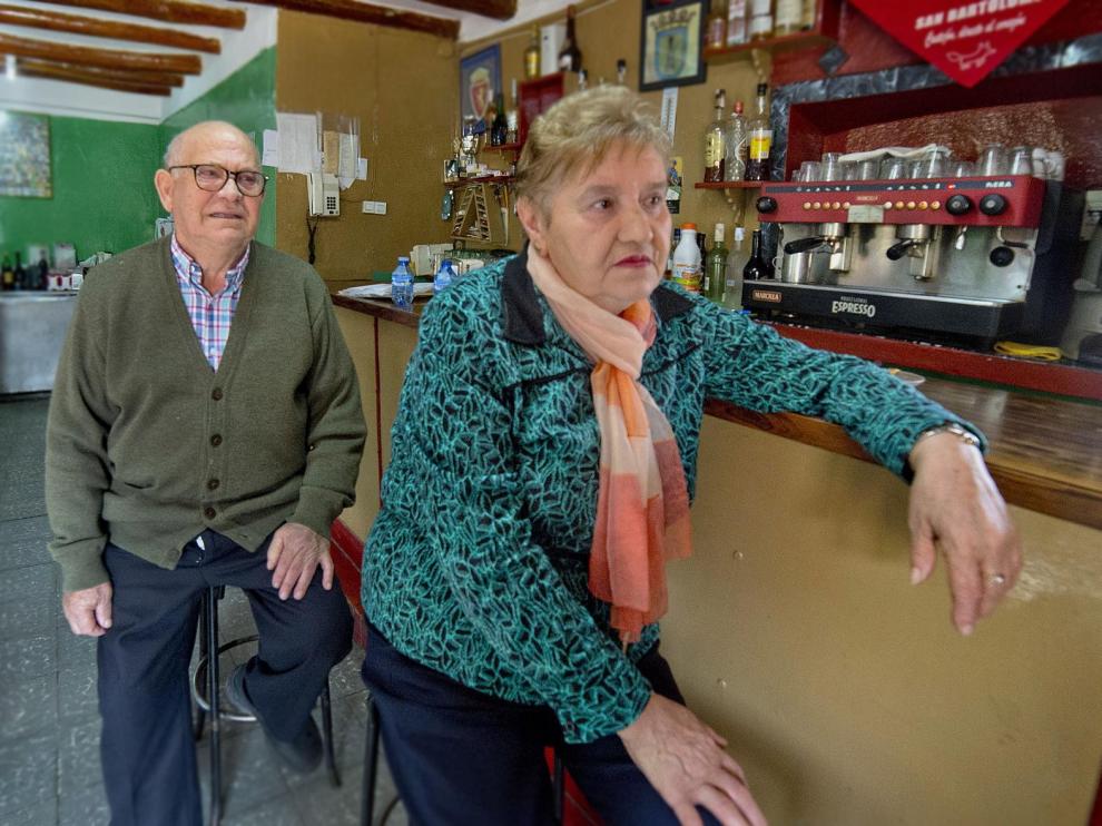 Pilar Aranda se niega a bajar al persiana del bar de Castejón de Alarba.
