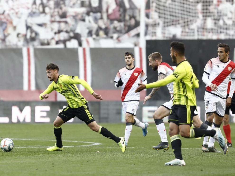Puado (izda.) conduce el balón en un contragolpe junto a Luis Suárez, el pasado fin de semana en Madrid, cuando el nuevo delantero del Real Zaragoza se estrenó en el equipo frente al Rayo Vallecano.