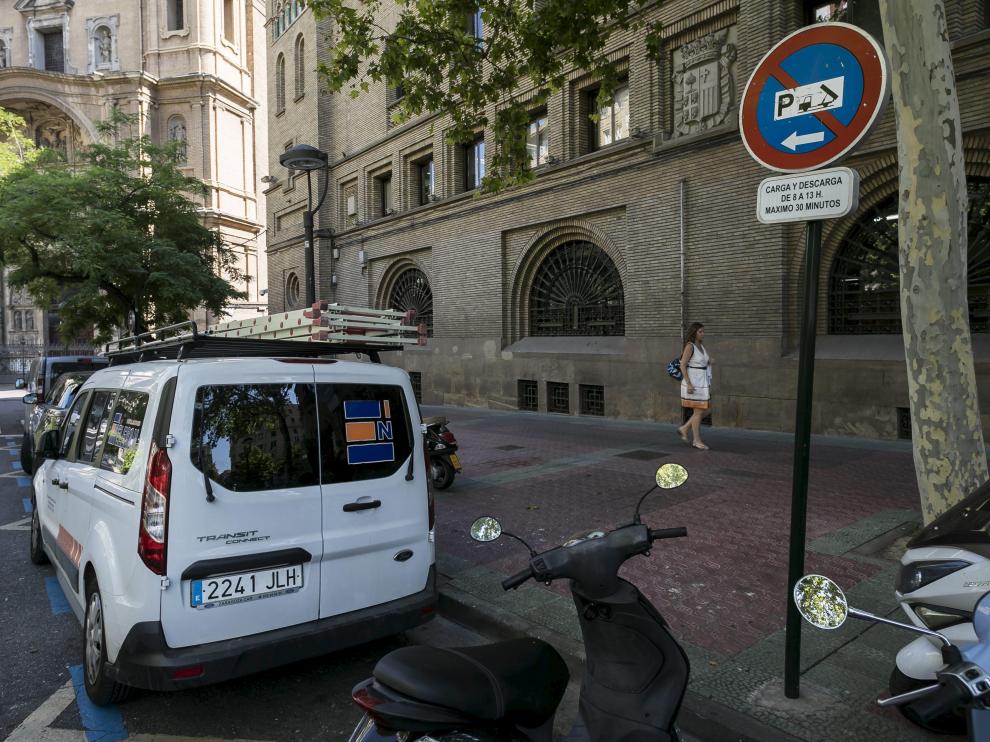 Zona de carga y descarga reservada en la plaza de Santa Engracia.