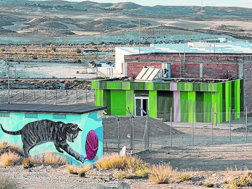 El nuevo CMPA, sin estrenar. La primera fase de la futura perrera de Zaragoza, en el polígono Empresarium, ni siquiera se ha inaugurado por deficiencias. El proyecto completo permitirá alojar hasta 400 perros y 100 gatos.