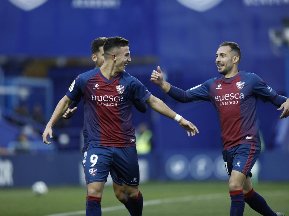 Escriche y Ferreiro corren para celebrar uno de los dos goles azulgranas contra el Alcorcón.