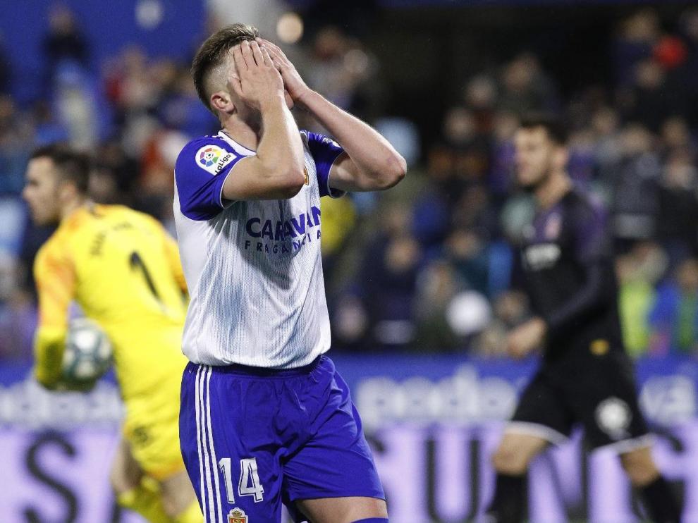 Raúl Gutiérrez lamenta una ocasión de gol clara que tuvo ante el portero del Girona, Juan Carlos, nada más empatar a dos el equipo.