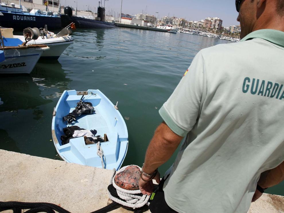 Imagen de una patera llegada a la costa de Alicante el pasado mes de agosto.