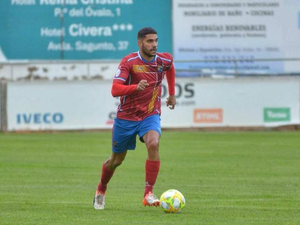 Romero, jugador del Teruel, progresa con el esférico en un partido.