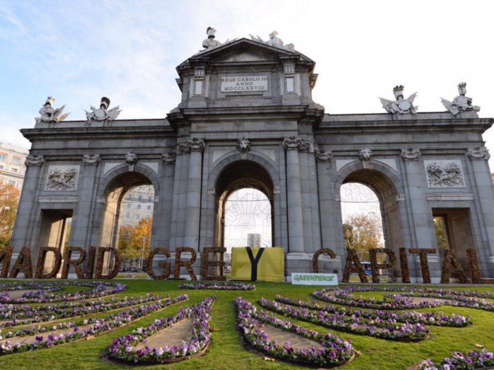 Estado de la Puerta de Alcalá tras la intervención de Greenpeace.
