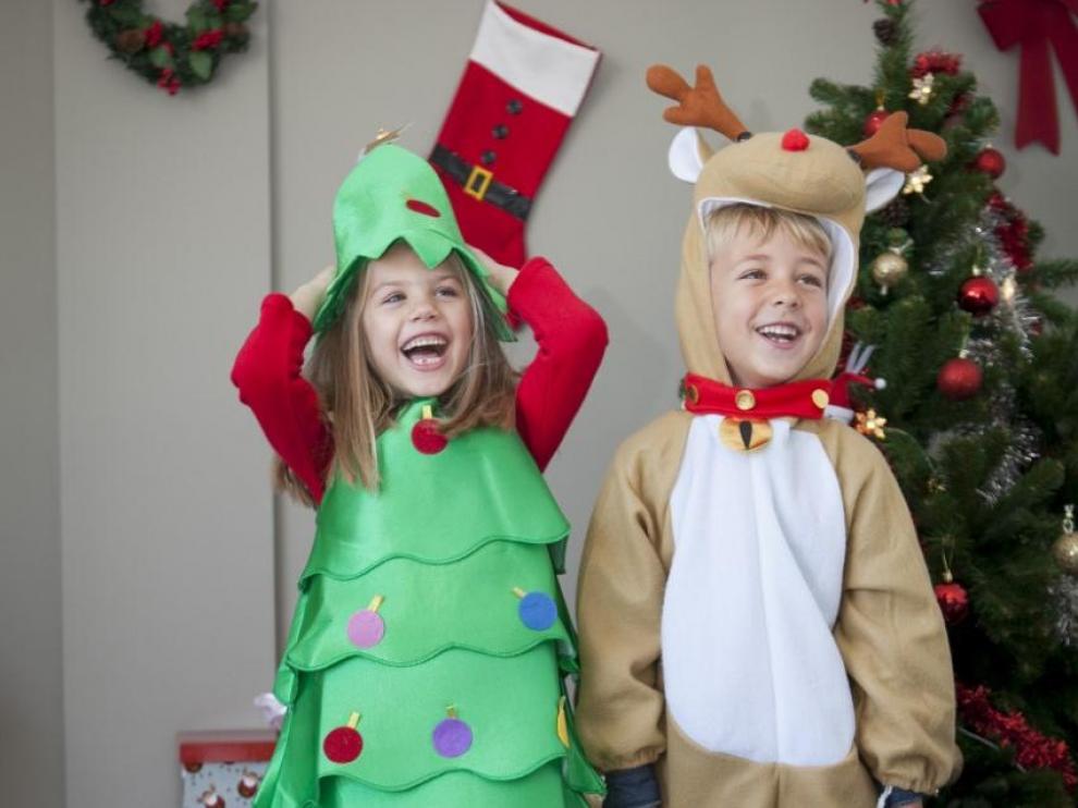 Niños disfrazados de árbol y reno con trajes de Funidelia.
