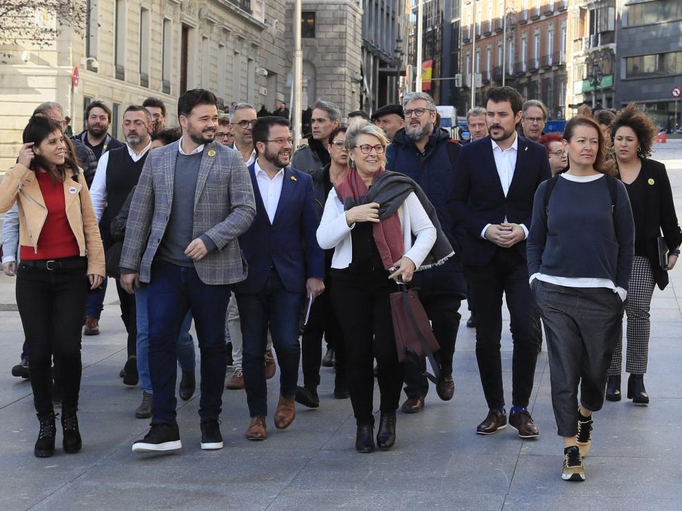 Rufián y otros dirigentes ERC llegan a la reunión en el Congreso.