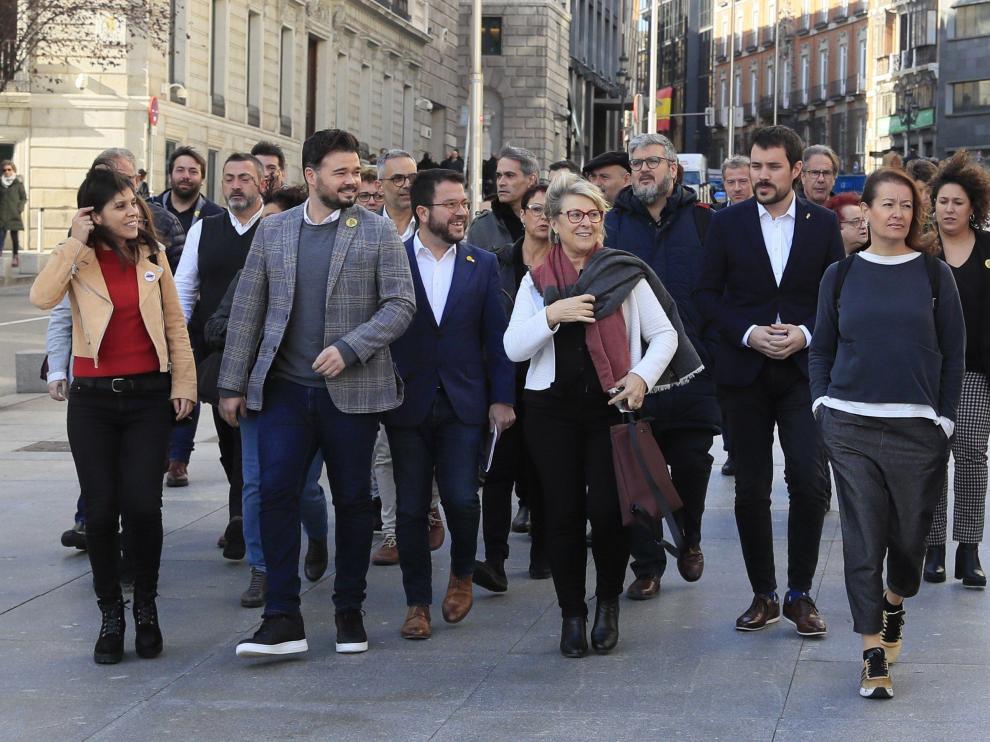 Rufián y otros dirigentes ERC llegan a la reunión en el Congreso.