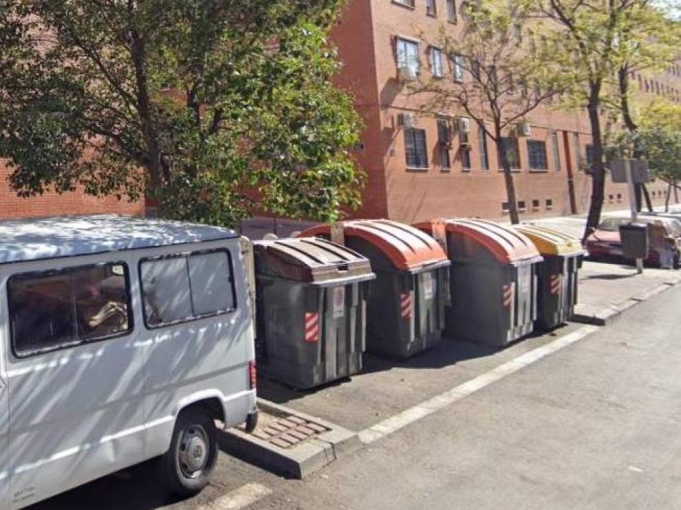 Contenedores de la calle donde sucedieron los hechos.