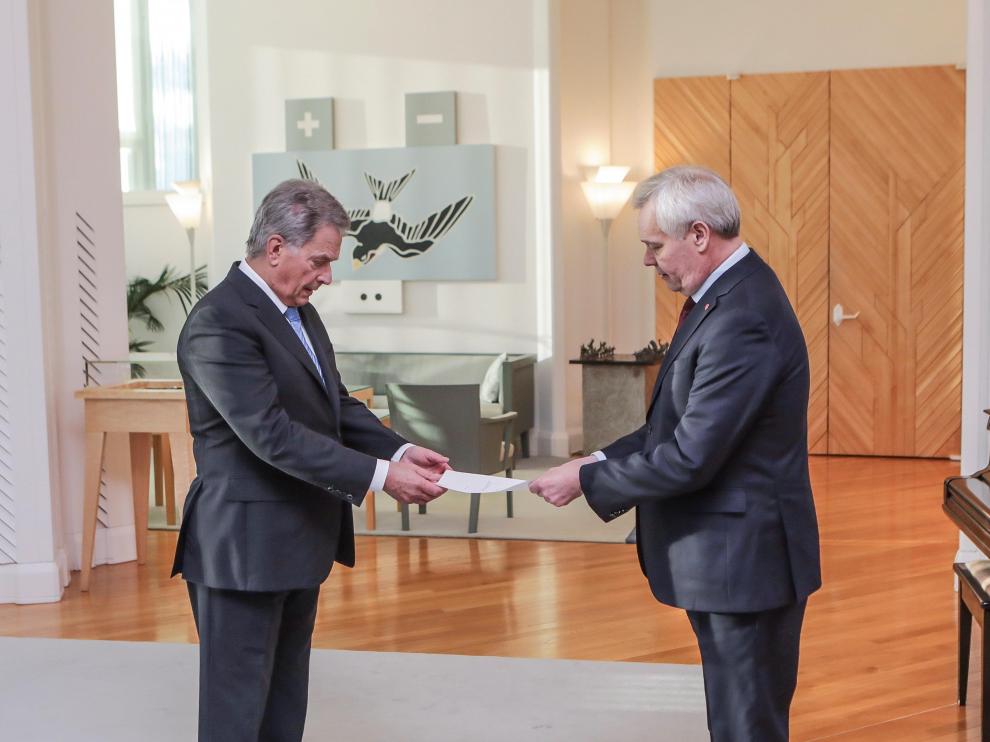 El primer ministro finlandés, Antti Rinne (a la derecha), presenta su dimisión al presidente del Gobierno.