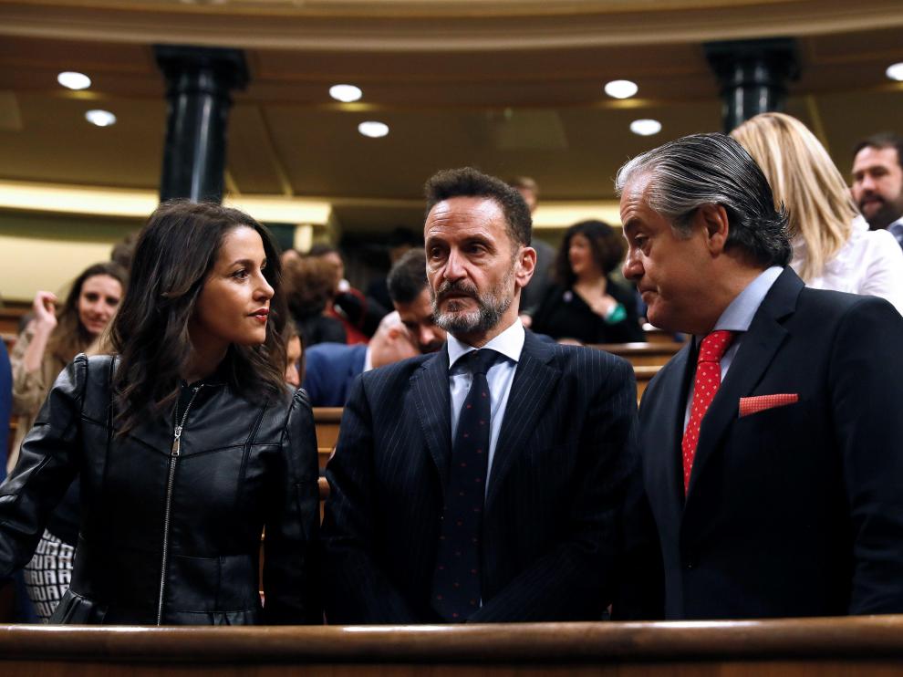 Los diputados Ciudadanos Inés Arrimadas, Edmundo Bal (c) y Marcos de Quinto antes del inicio este martes de la sesión constitutiva de la Cámara Baja.