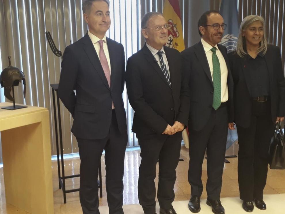 El coleccionista Christian Levett; el director general de Bellas Artes, Román Fernández-Baca; el embajador español ante la Unesco, Juan Andrés Perelló; y la embajadora francesa en la Unesco, Veronique Roger-Lacan, ayer en París, junto a los cascos.