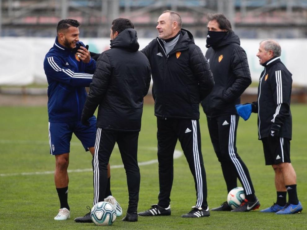 Luis Suárez, entre risas y chanzas, saluda al cuerpo técnico al incorporarse tarde al entrenamiento de este jueves en la Ciudad Deportiva.