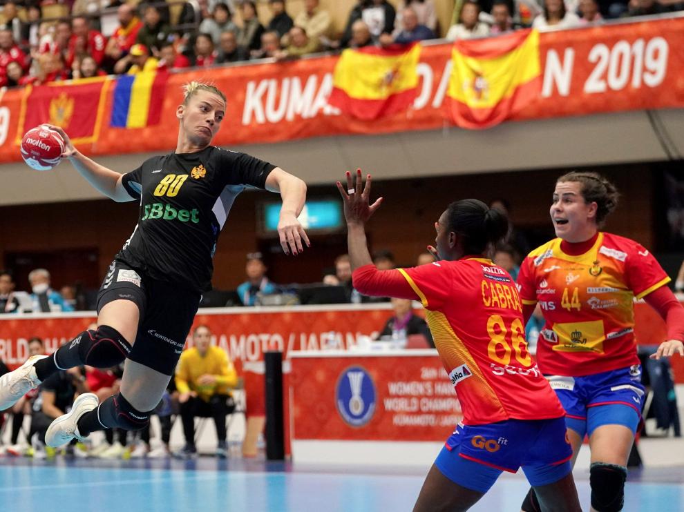 La selección española femenina de balonmano ha logrado una agónica victoria ante Montenegro que le permite pasar invicta a la segunda fase en el Mundial de Japón.
