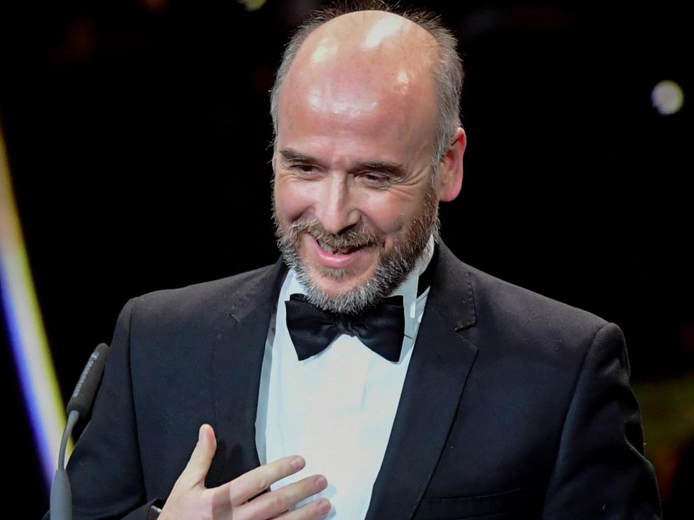El director español Salvador Simo recibe el galardón por su película este sábado en Berlín.