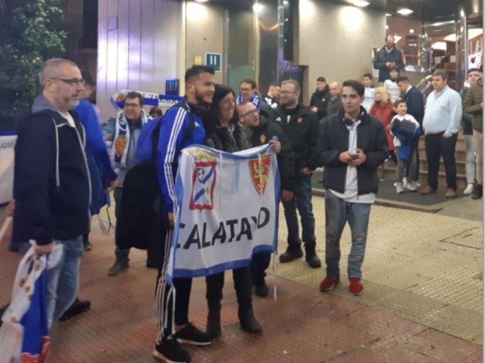 Luis Suárez se fotografía con varios seguidores del Real Zaragoza en la puerta del Hotel Tryp Coruña, a las 21.00 de este sábado en la llegada del equipo aragonés a la capital coruñesa.