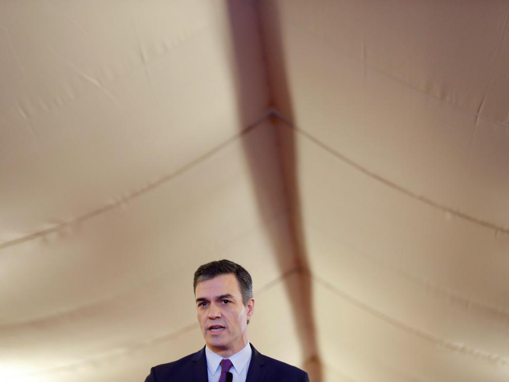 Pedro Sánchez hace declaraciones a los medios a su llegada, este viernes, al Congreso de los Diputados.