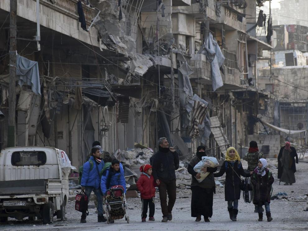 Una familia siria es evacuada de los barrios del este de Alepo en una imagen de 2016.