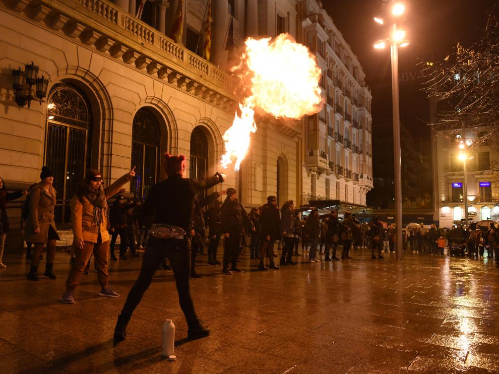Actuación feminista contra las agresiones sexuales en la plaza de España de Zaragoza.
