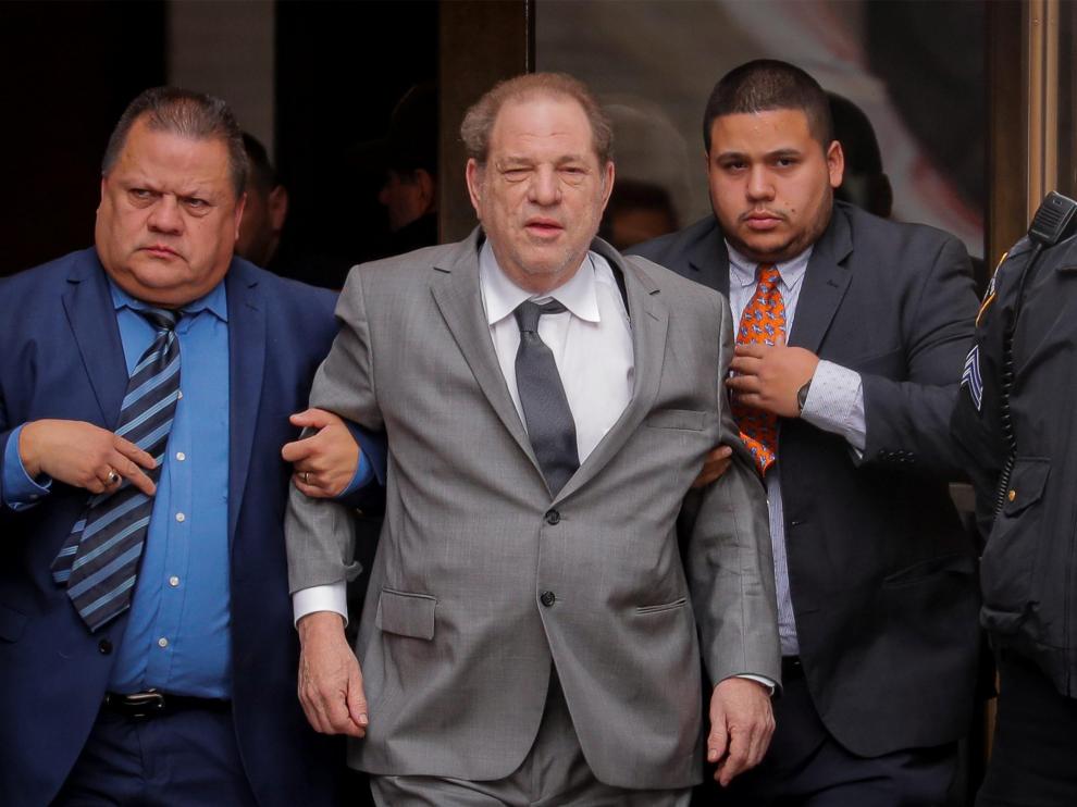 Harvey Weinstein abandona la Corte Suprema en Nueva York.