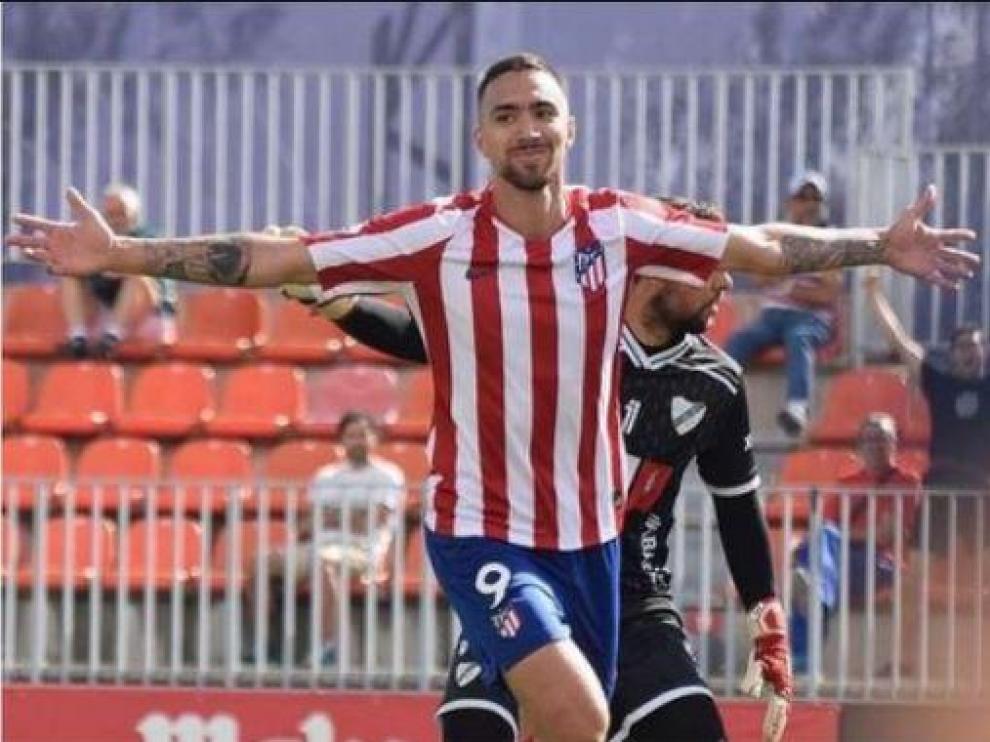 Darío Poveda celebra uno de los goles que ha anotado con el Atlético de Madrid B en la primera vuelta en Segunda B.