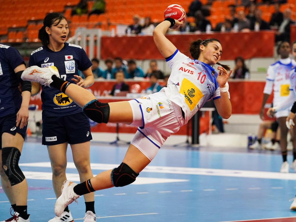 Elisabet Cesareo Romero tira a portería durante el partido contra Japón durante un partido del Mundial de balonmano femenino deJapón