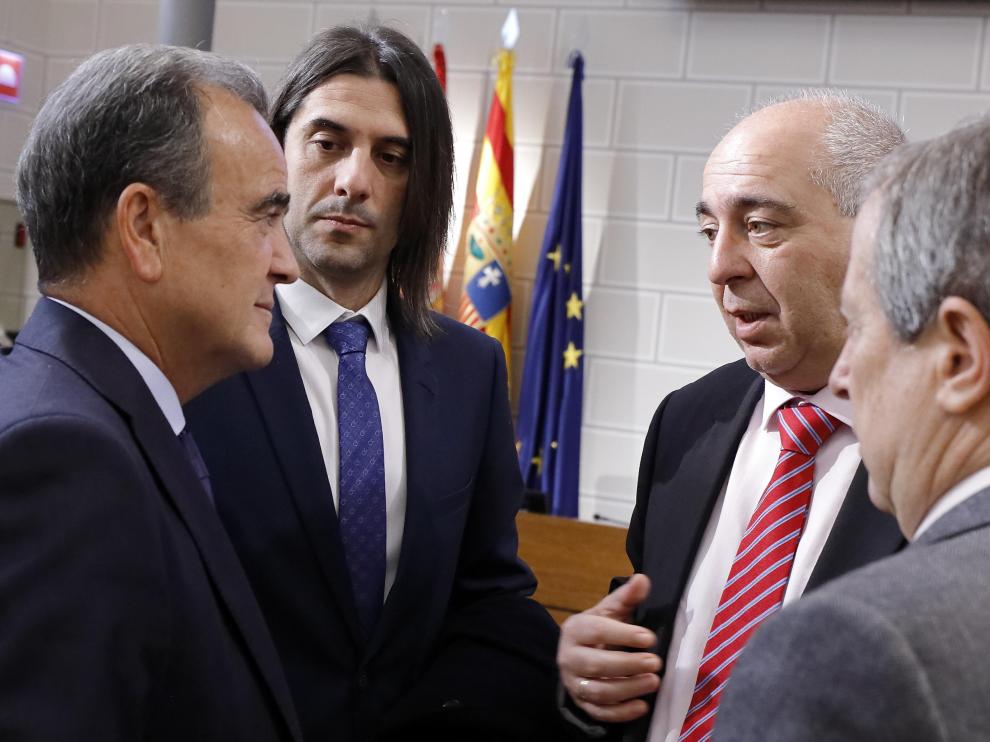 El presidente de la DPZ, a la izquierda, minutos antes del pleno.