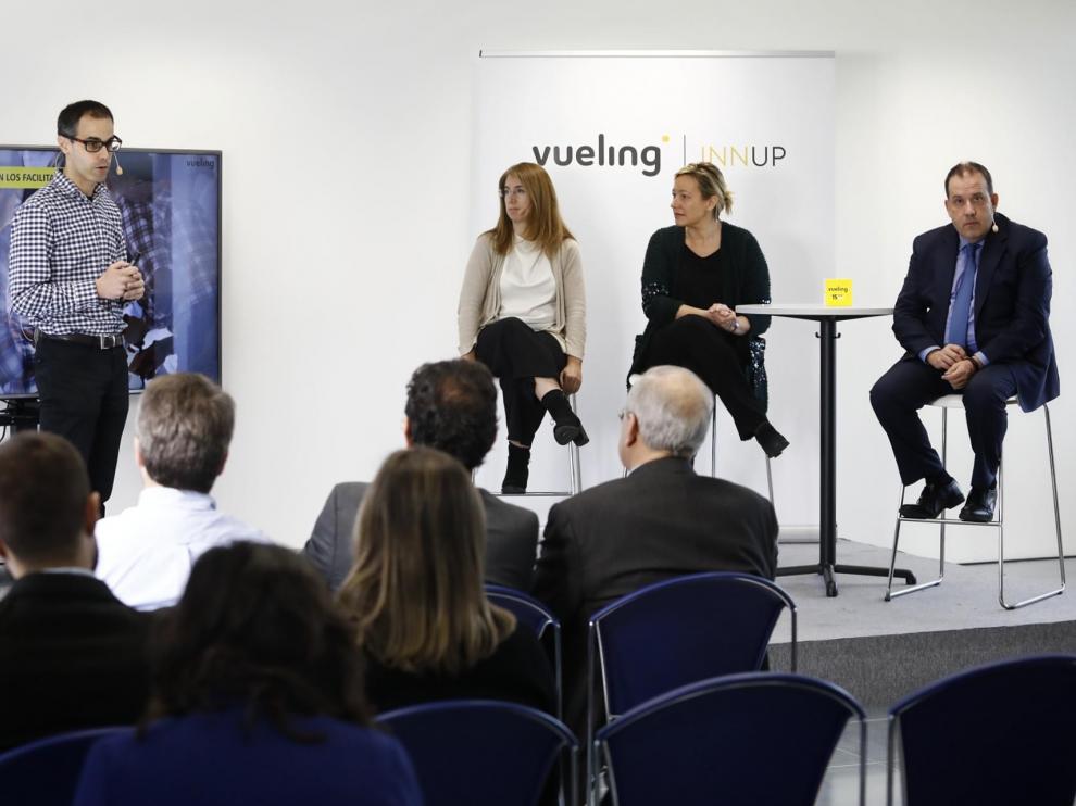 Javier Álvarez, director de IT de Vueling explica los objetivos de la firma delante de la consejera de Economía Marta Gastón y de otros directivos de la aerolínea, Rita Da Silva y Jorge Saco
