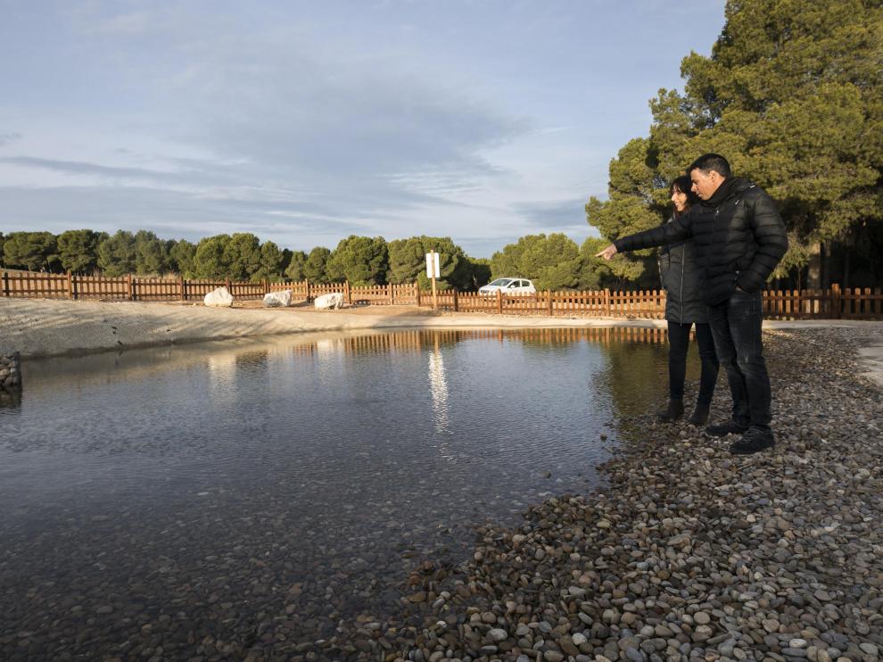 Ismael Sanz y Montse Hernández, junto a la balsa de anfibios de los Montes de Torrero.