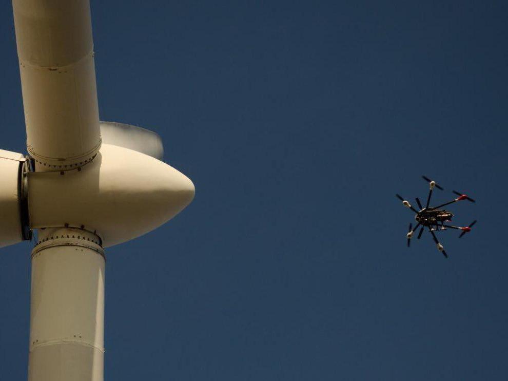Un dron inspecciona un aerogenerador.