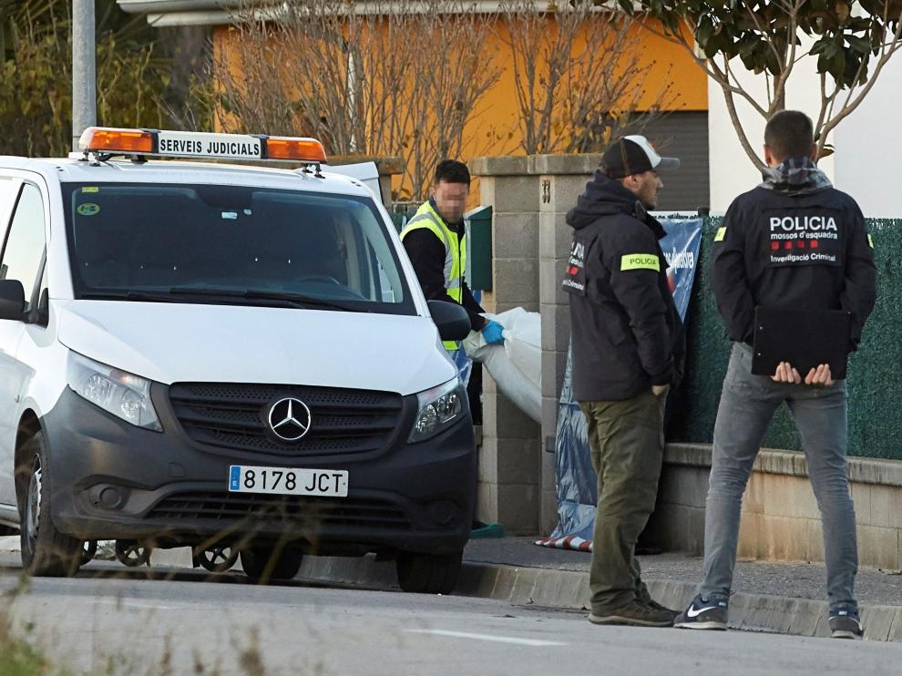 Los servicios de emergencias sacan de la casa el cadáver de una de las menores.