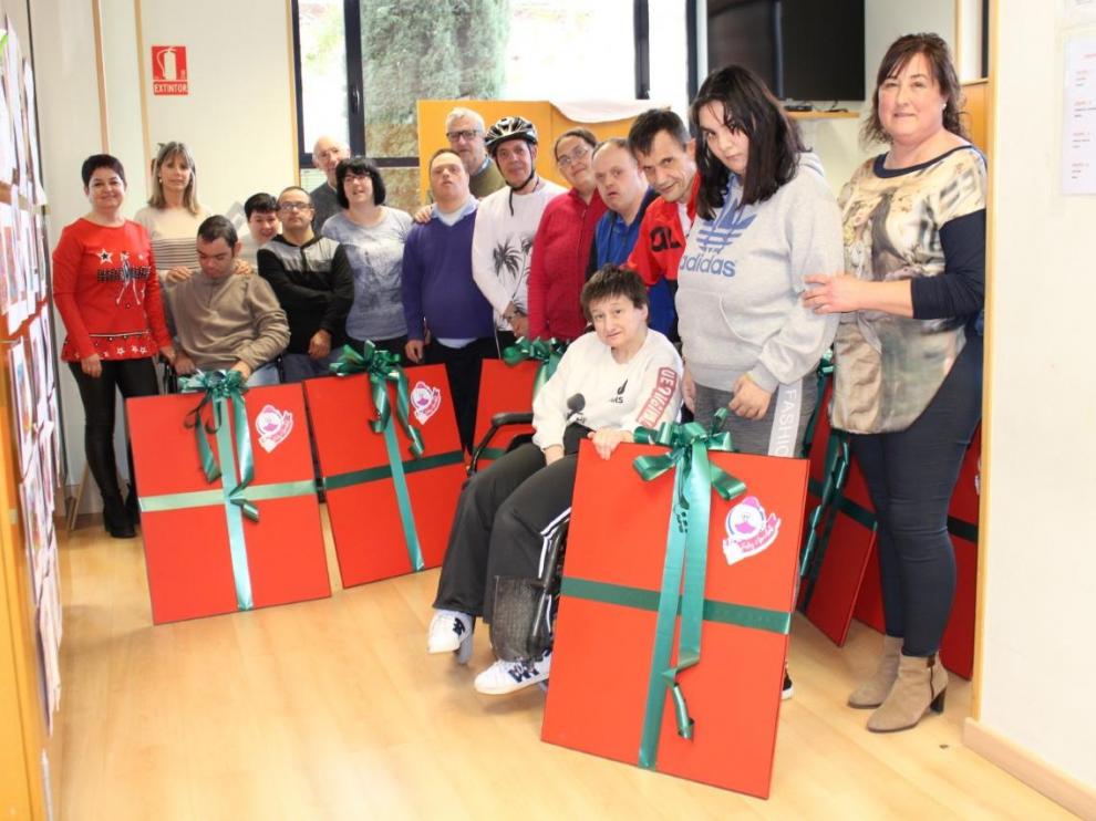 Representantes de ACT y del Centro Ocupacional posan con los adornos navideños