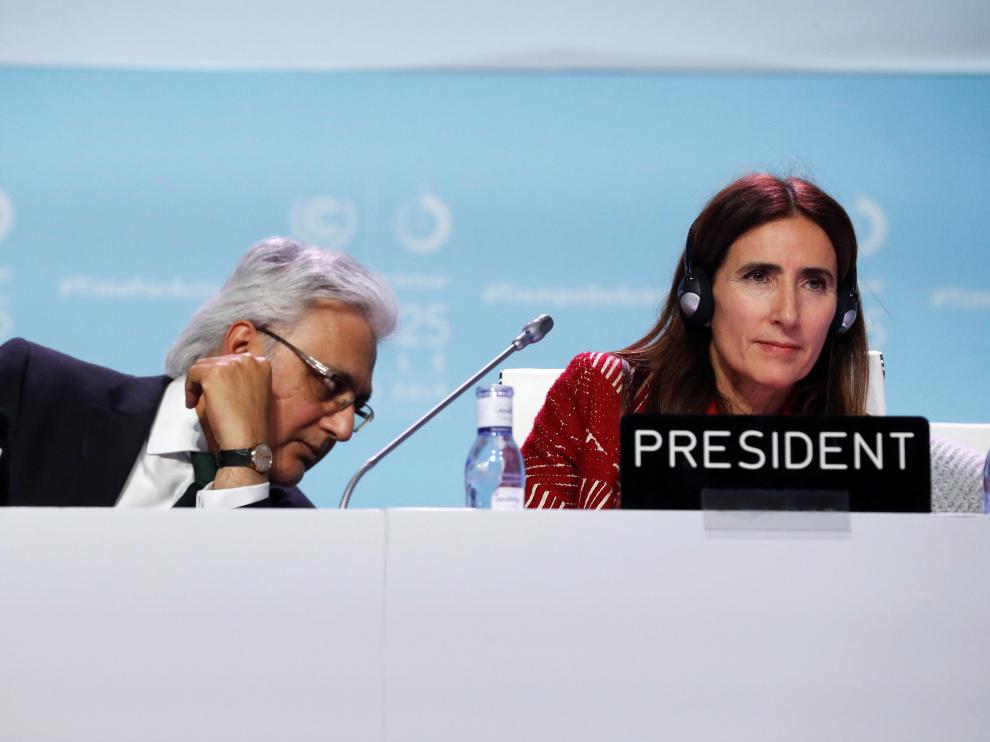 La ministra de Medio Ambiente de Chile y presidenta de la COP25, Carolina Schmidt (derecha), en la rueda de prensa celebrada este domingo.