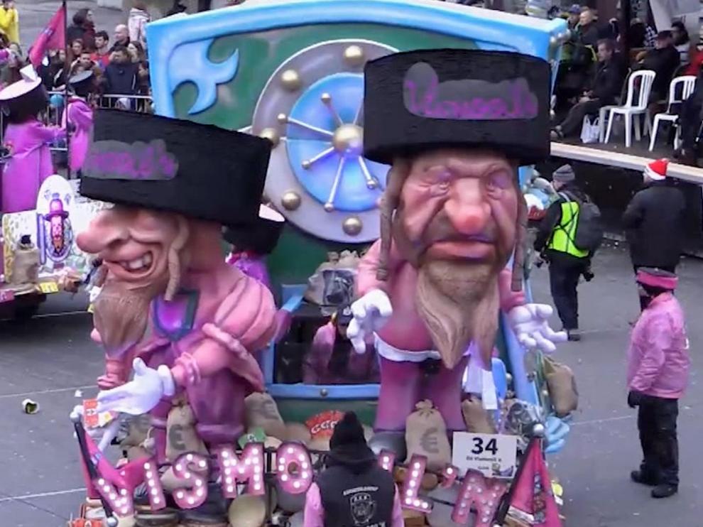 Dos marionetas gigantes representan a judíos ortodoxos en el carnaval de Alost de 2019.