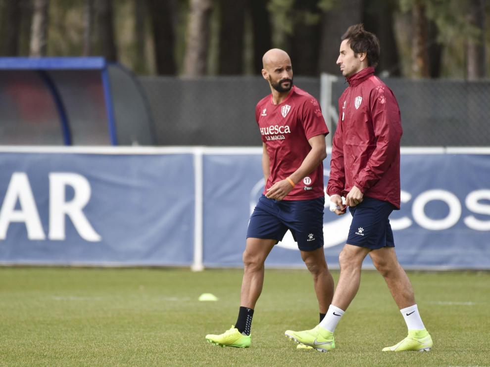 Mikel Rico dialoga con Mosquera antes del entrenamiento de este lunes.