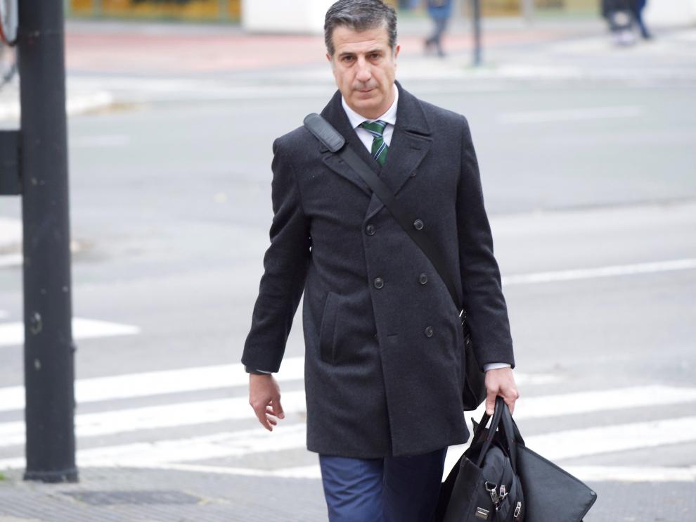 El abogado de Alfredo de Miguel, a su llegada a la Audiencia.El abogado de Alfredo de Miguel, a su llegada a la Audiencia.