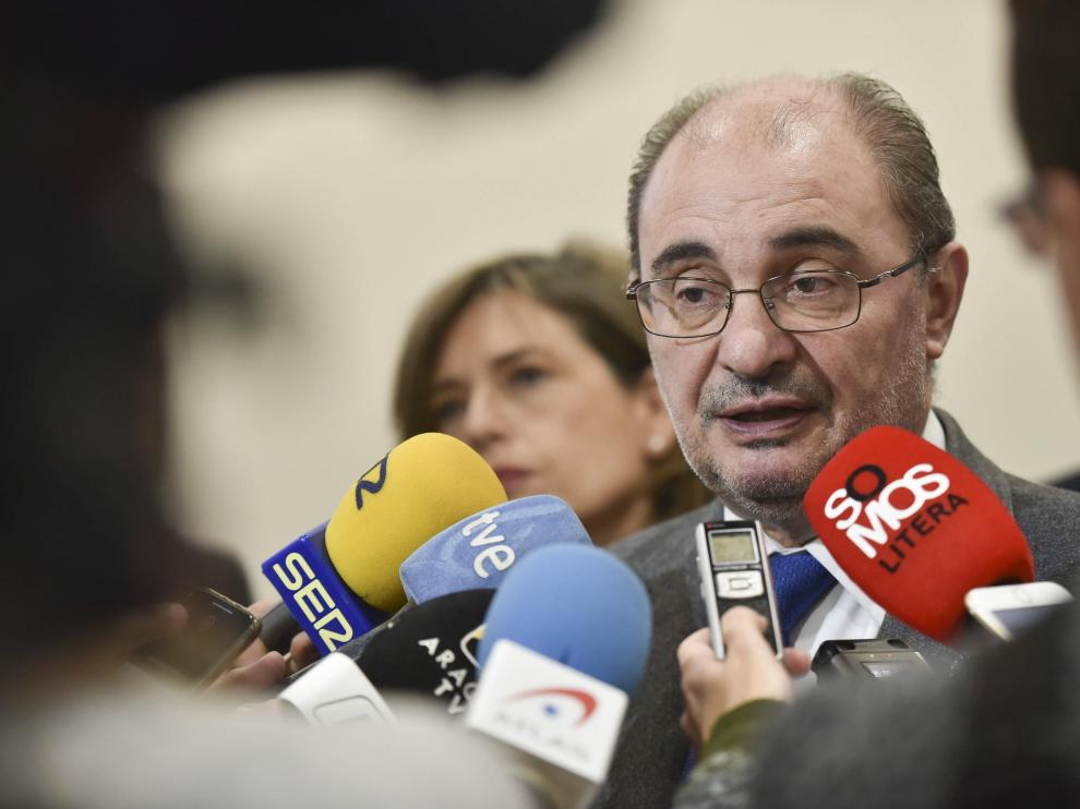 Lambán defiende su gobierno cuatripartito frente a los agoreros.
