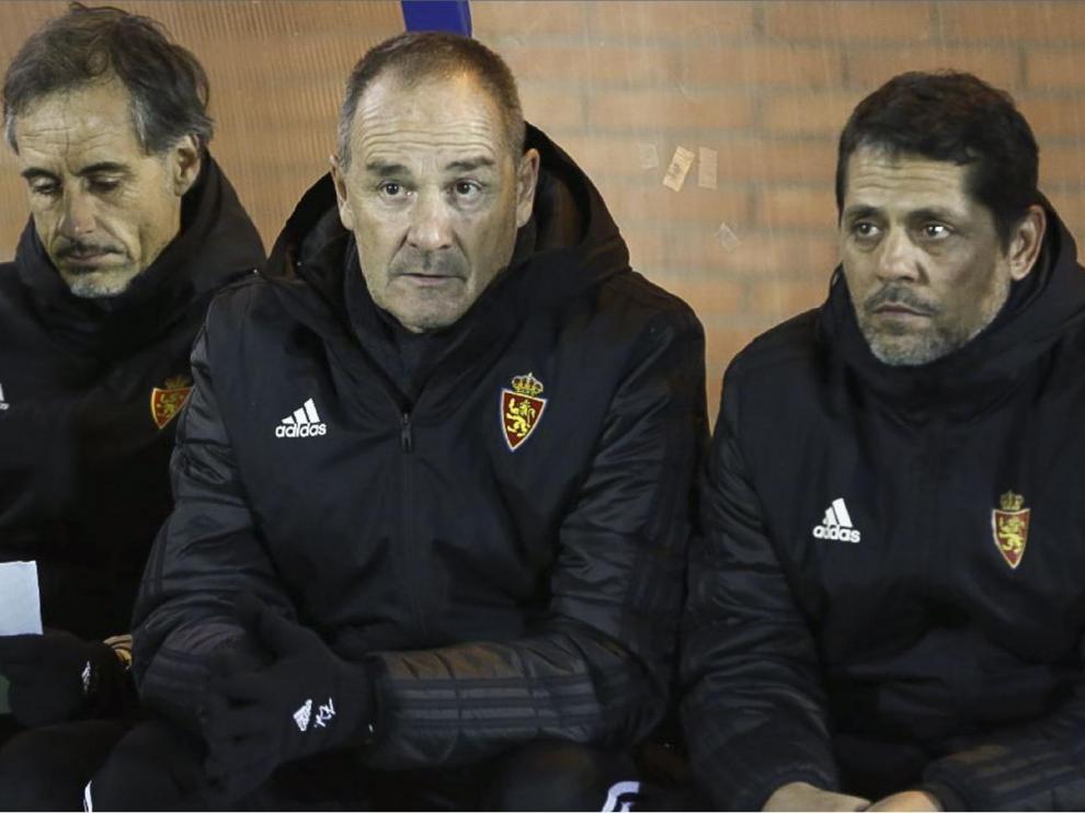 Víctor Fernández, escoltado por Cabellud y Loreto, sus ayudantes, en la noche de este martes en el banquillo de Socuéllamos.