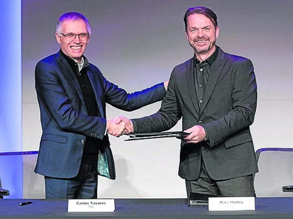 El presidente del grupo PSA, Carlos Tavares, y Mike Manley, consejero delegado de Fiat.