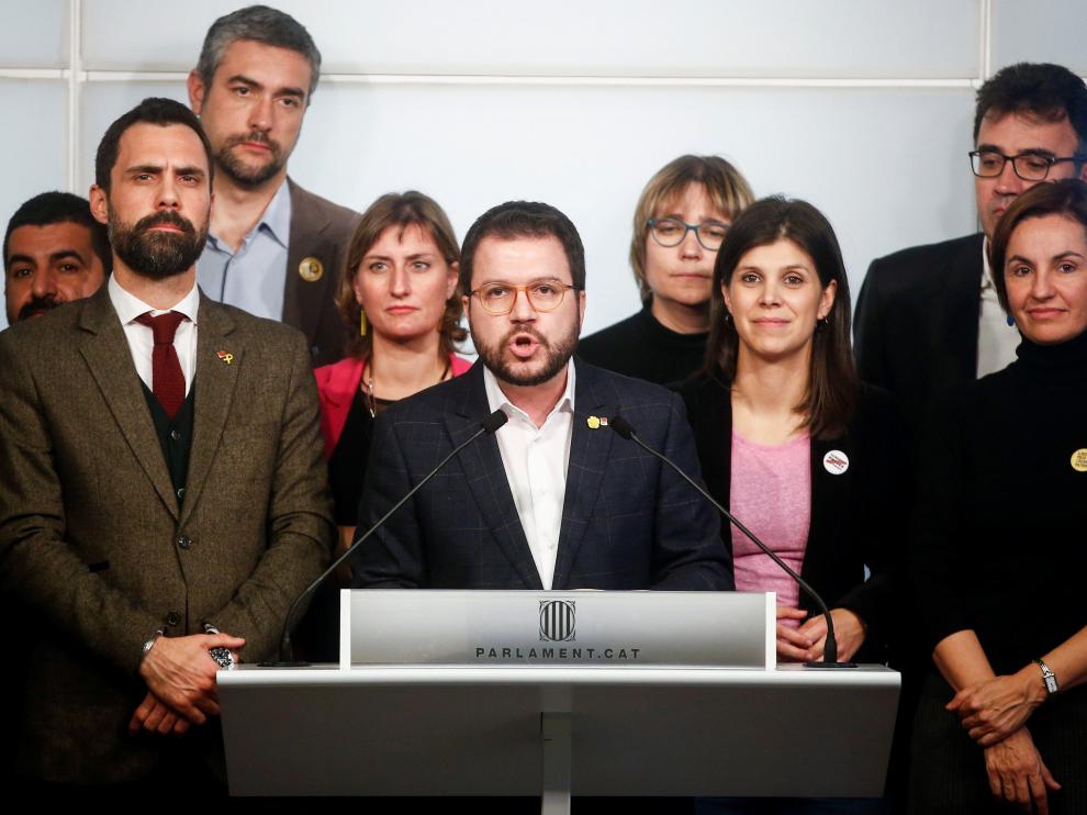 El vicepresidente del Govern y conseller de Economía, Pere Aragonès, acompañado por el presidente del Parlament, Roger Torrent (i) y la portavoz de ERC, Marta Vilalta (2d), durante la rueda de prensa de ERC sobre Junqueras.