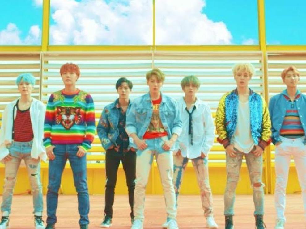 BTS, en un fotograma de su videoclip 'DNA'.