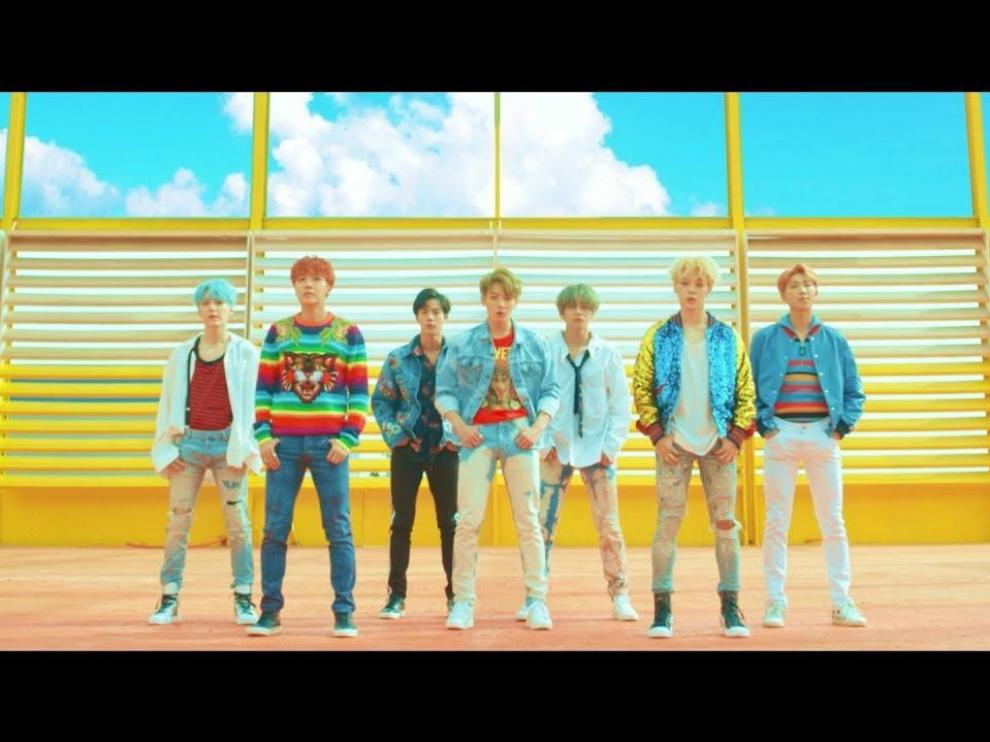 BTS, en un fotograma de su videoclip 'DNA'.