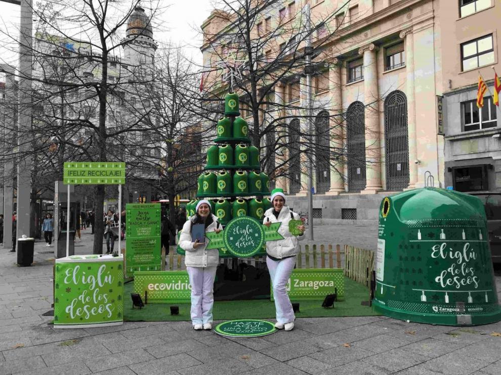 Ecovidrio ha instalado en la Plaza España un árbol navideño de 4 metros formado por 64 miniglús