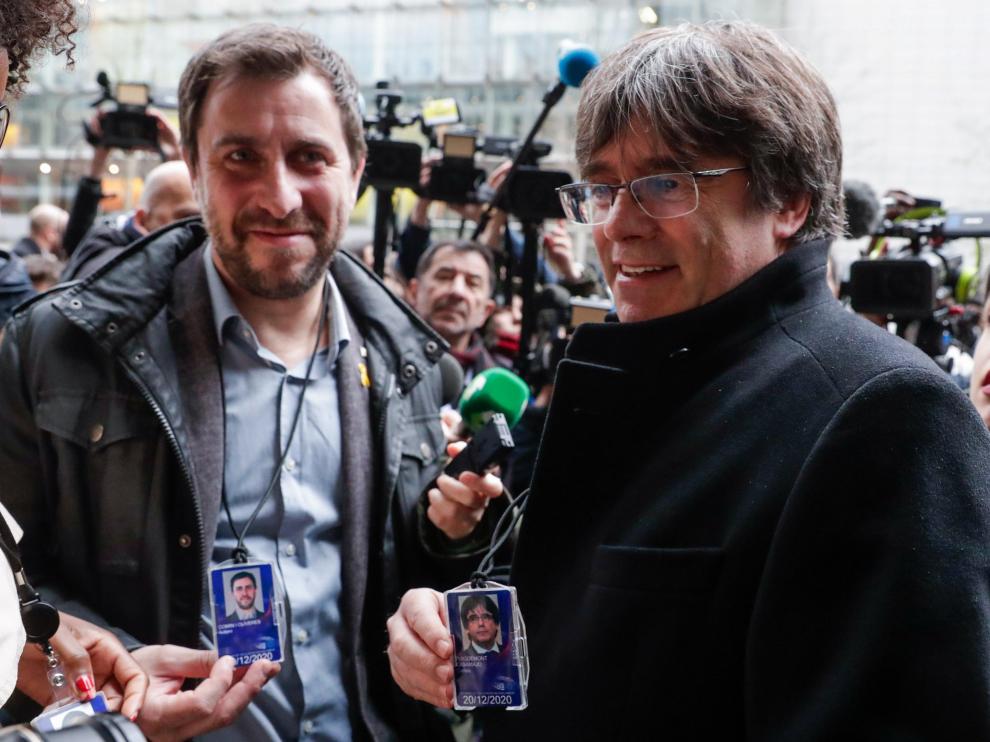 Puigdemont y Comín muestran a la prensa su acreditación provisional como eurodiputados.