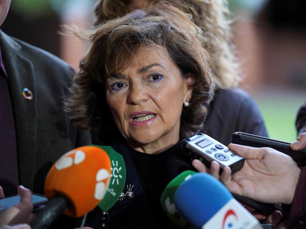 Carmen Calvo se dirige a los medios de comunicación.